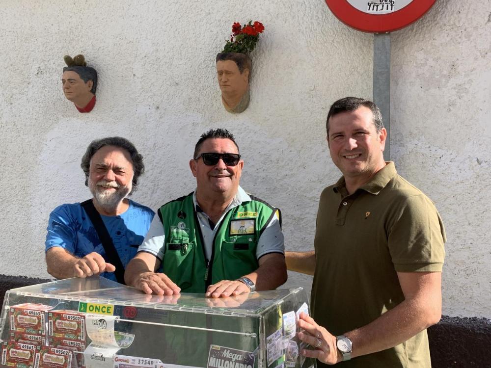 El vendedor, con su gestor comercial, Antonio Ávila, y el escultor Julio Malvido