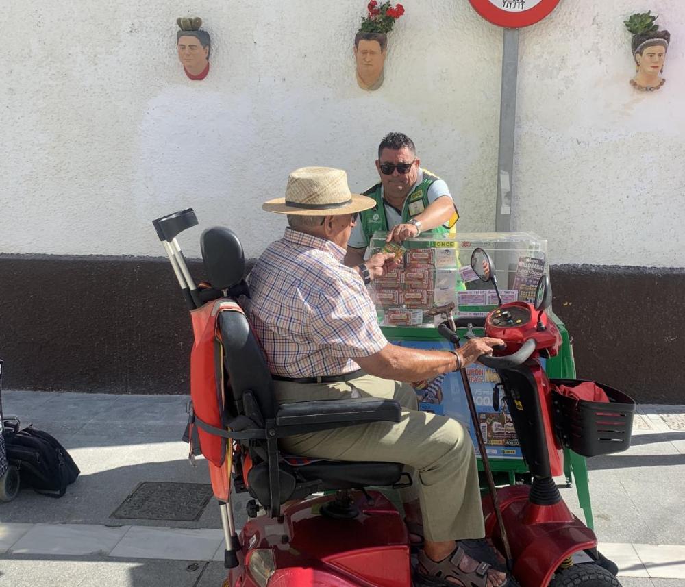 Francisco Javier Rodríguez tiene su punto de venta ubicado en el corazón histórico de Rota
