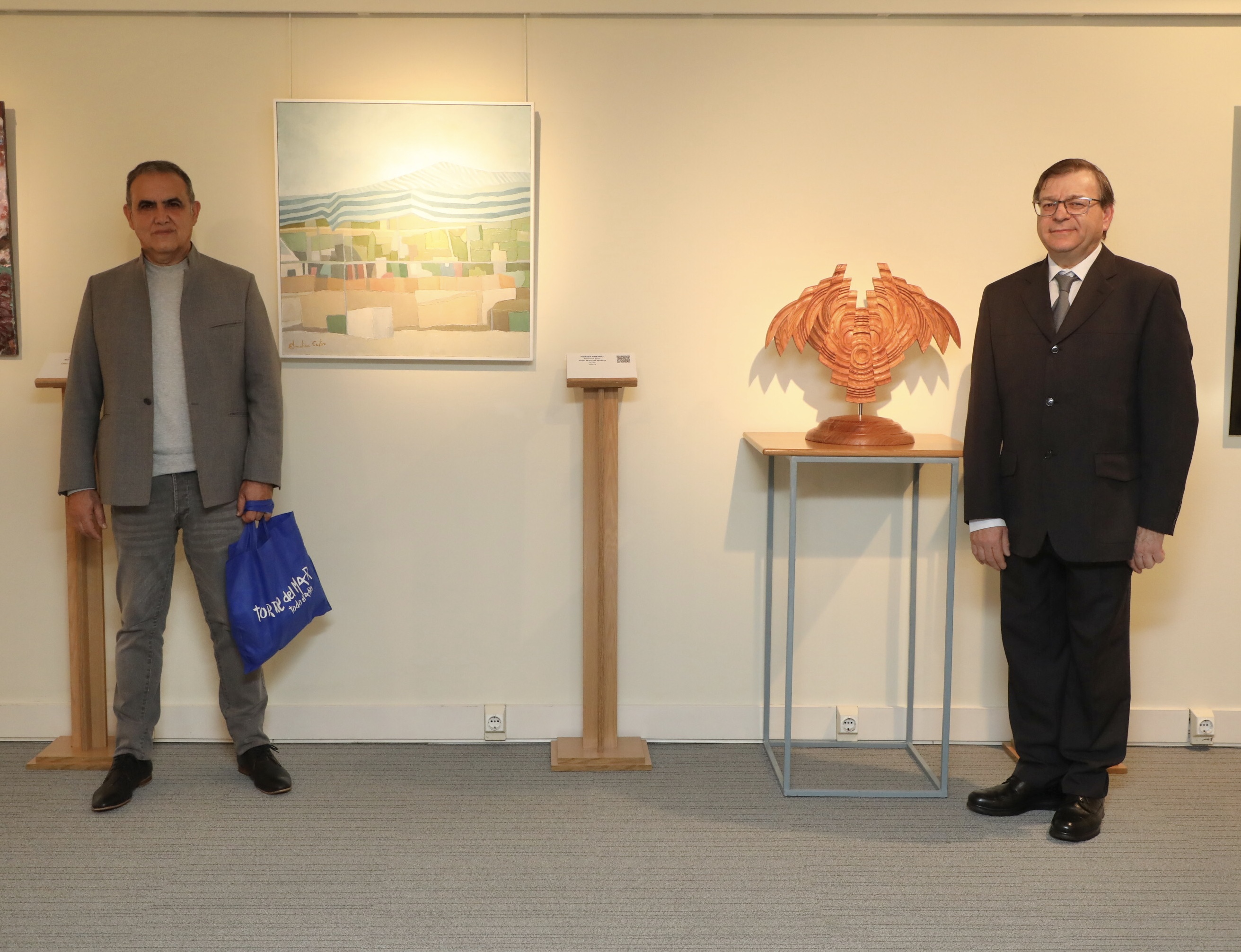 jose_manuel_molina_a_la_izquierda_y_pablo_miranda_junto_a_sus_respectivas_obras_en_el_museo_tiflologico.jpg