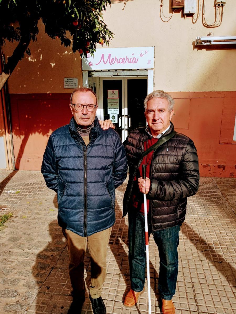 Juan Alcántara, voluntario del año en Córdoba, realizando un acompañamiento