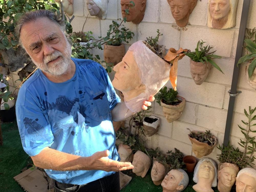 A Julio Malvido le piden ya macetas desde distintos países de Europa tras el éxito cosechado con sus esculturas