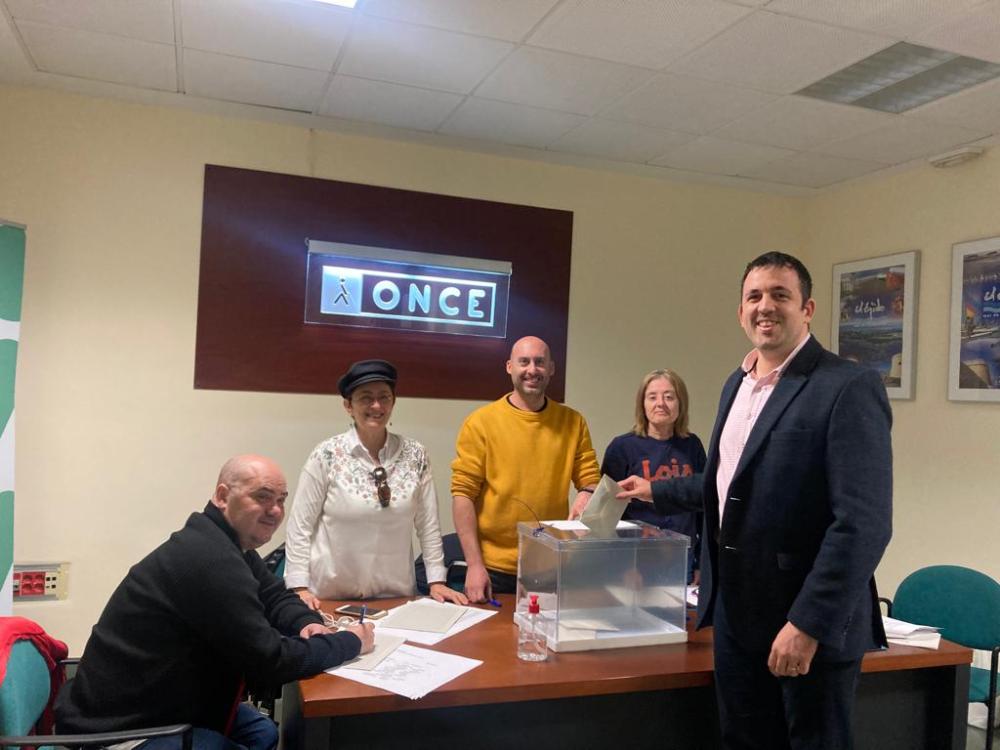 El candidato por Unidad Progresista Luis Muñiz vota en su mesa electoral en El Ejido (Almería)