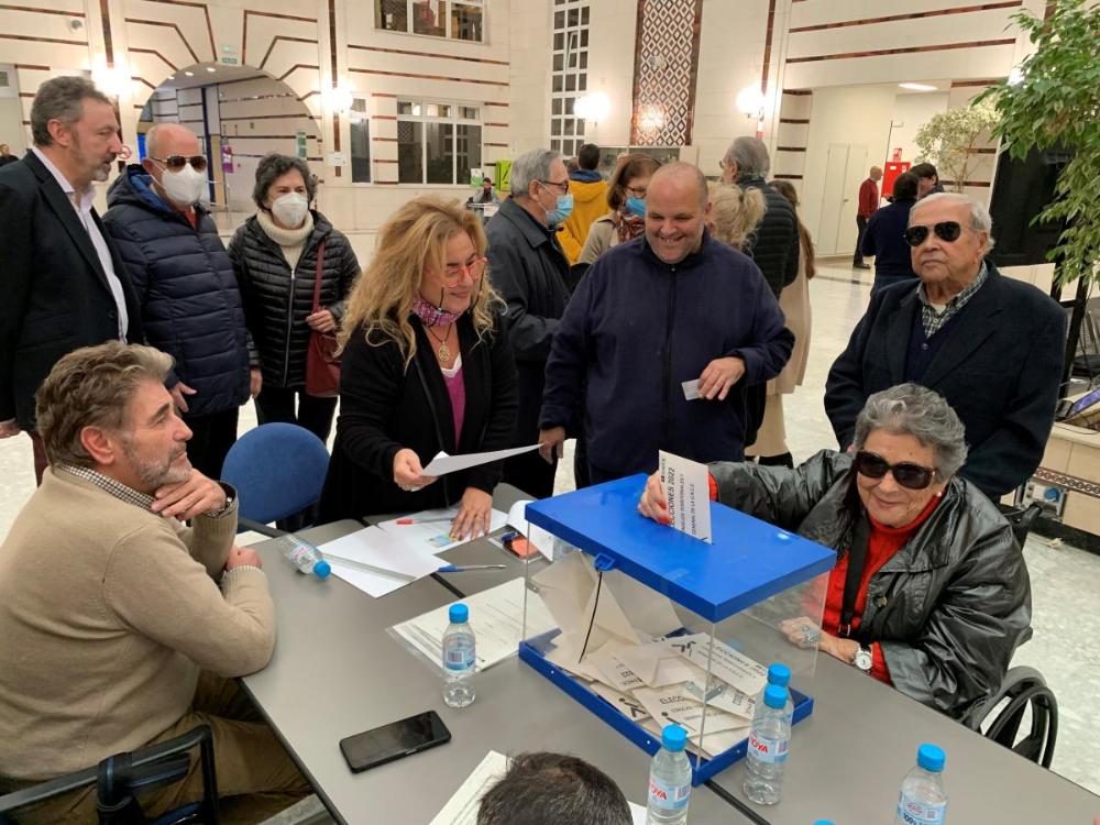 El matrimonio sevillano Mariví Patarro y José Reina, ambos ciegos totales, ejercen su derecho al voto en la Delegación Territorial