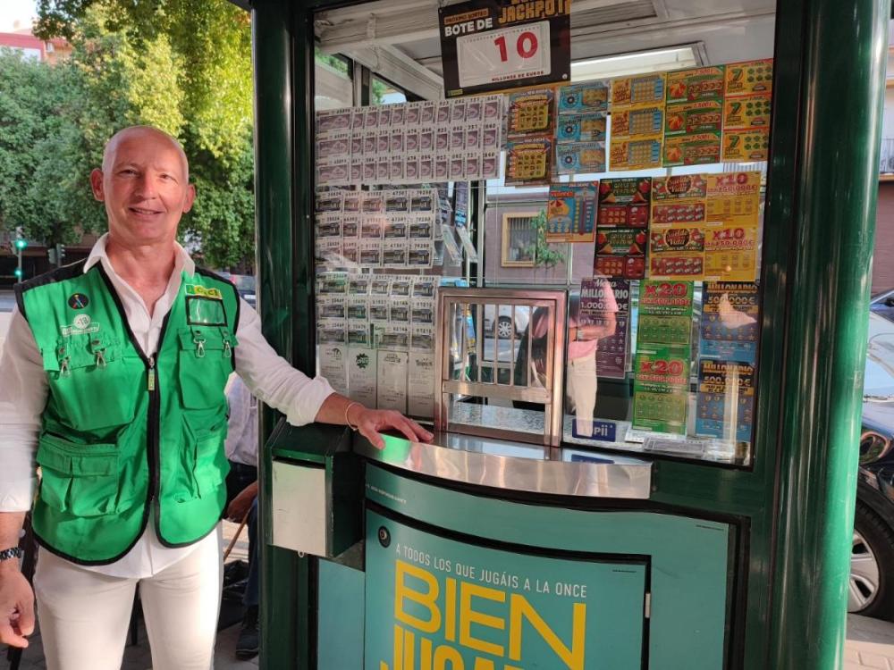 Rafael Llopis, vendedor de la ONCE en Sevilla