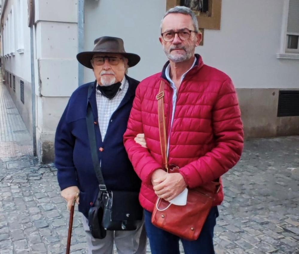 El voluntario del año en Cádiz Rafael París acompañando a un afiliado