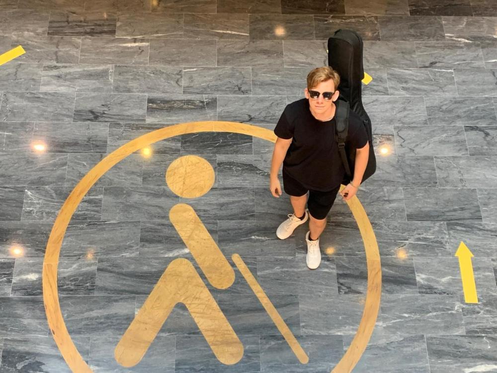 Roman en el hall de la sede de la ONCE en Málaga