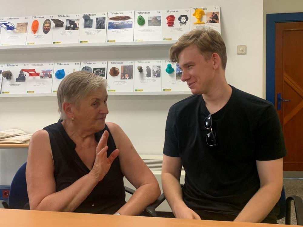 Roman dedica una parte de su tiempo a practicar español con su abuela María