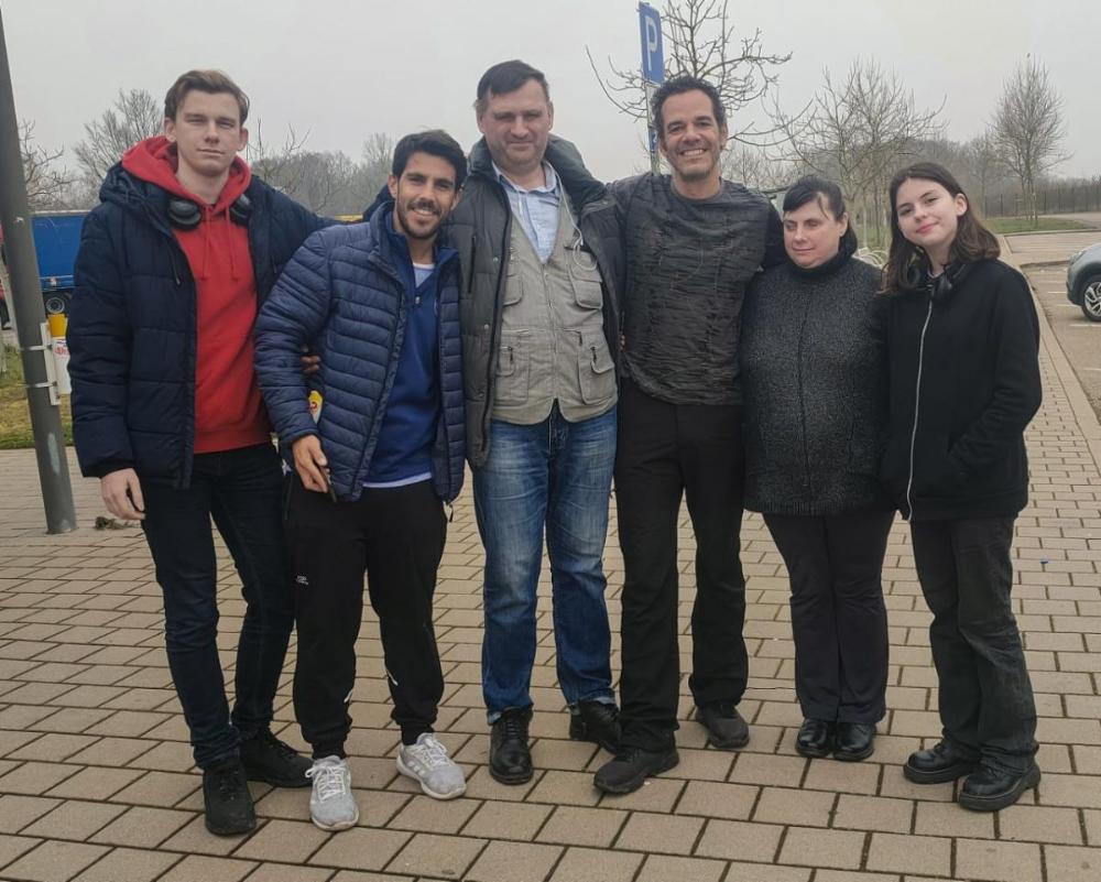 Roman con sus padres, su hermana y los dos voluntarios que les ayudaron a llegar a España