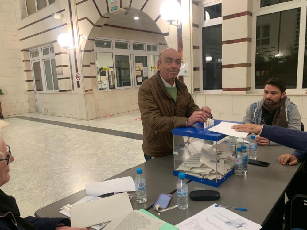 Vota el candidato de Unidad Progresista Vicente Arroyo en la mesa electoral de la Delegación Territorial