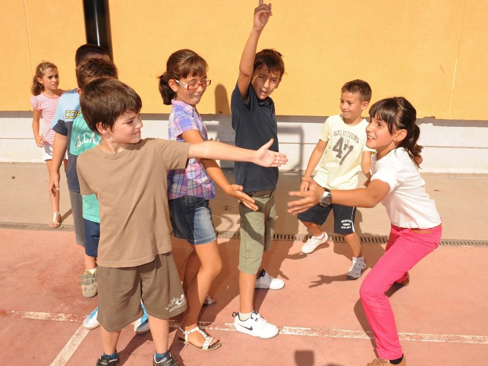 Alumnos jugando en un recreo