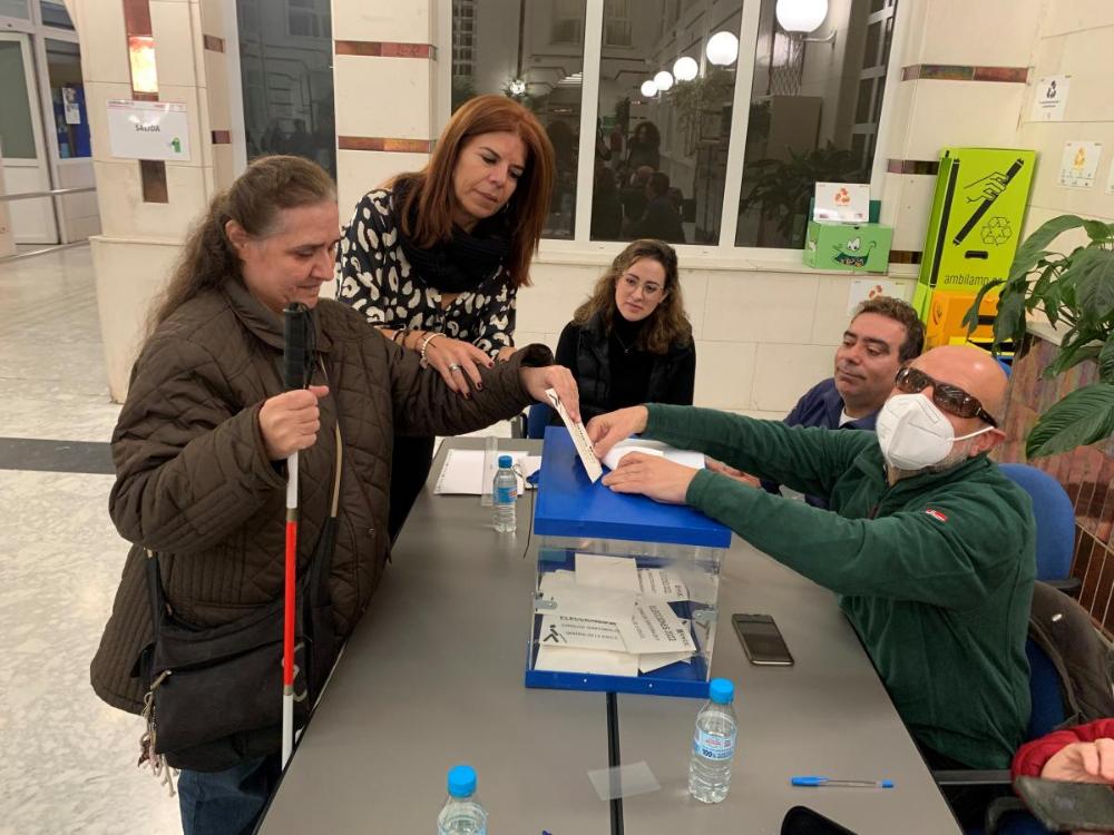 Amparo Bejarano, afiliada con sordoceguera, votando en la Delegación Territorial de la ONCE
