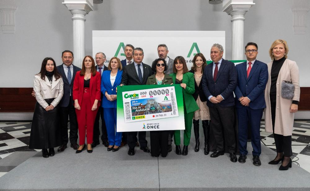 Foto de familia de la ONCE con los responsables de la Consejería de Presidencia