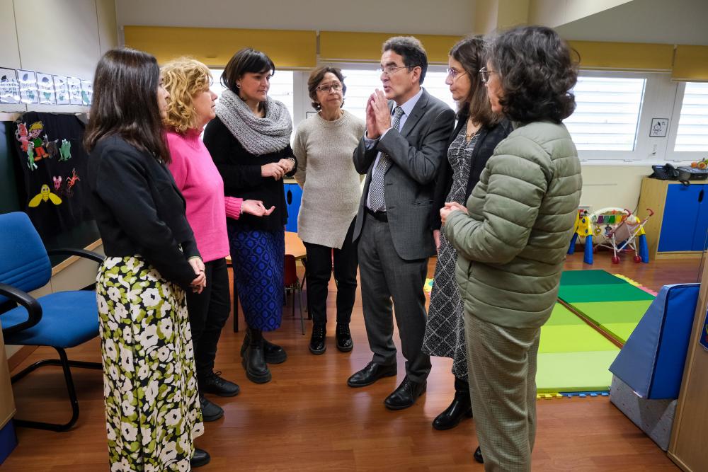 Andrés Ramos conversa con profesionales del Aula de Integrada