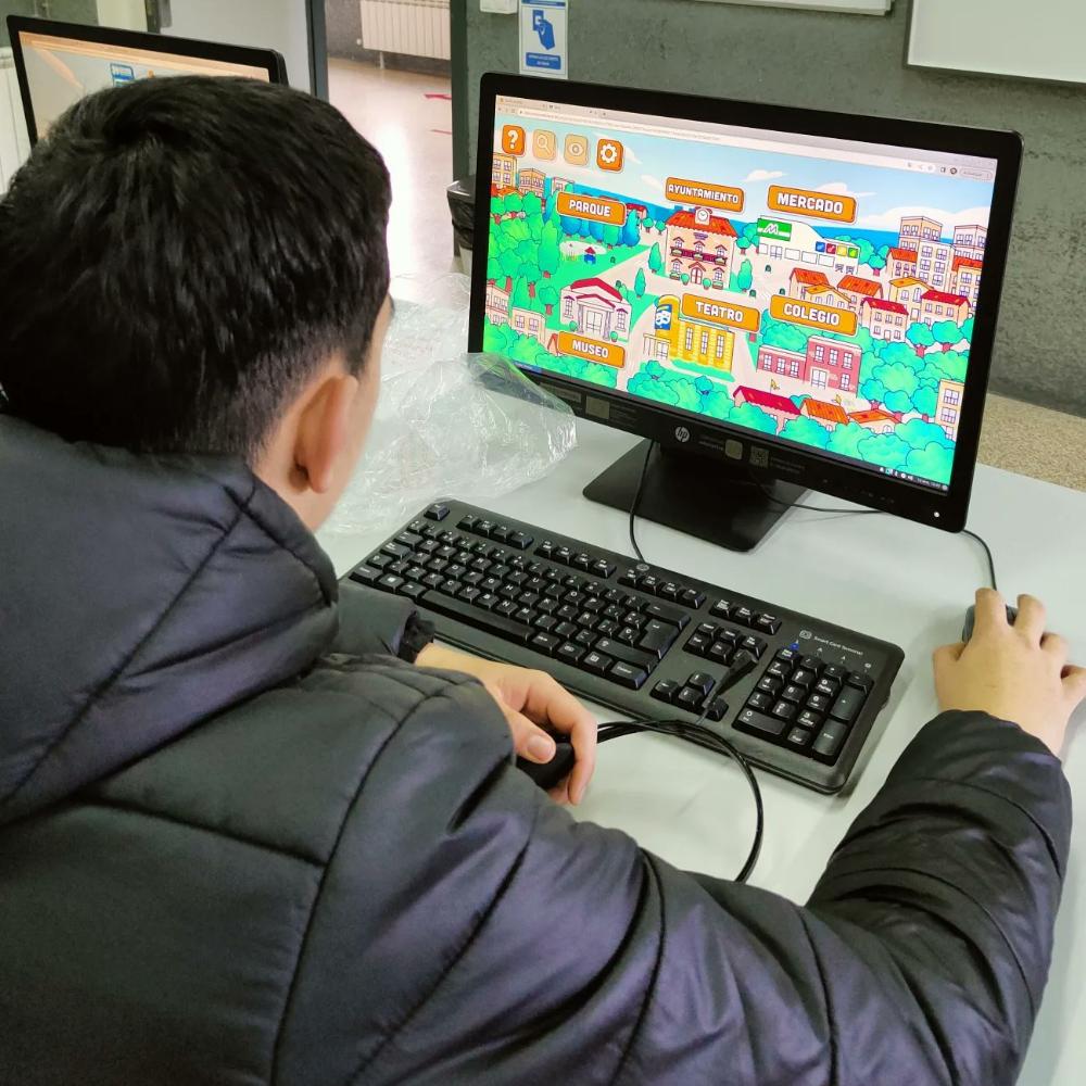 Escolar jugando al Oncity