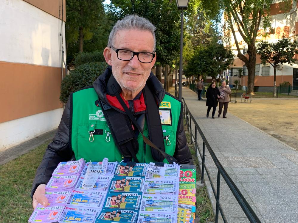 Juan Rodríguez muestra sus productos de juego
