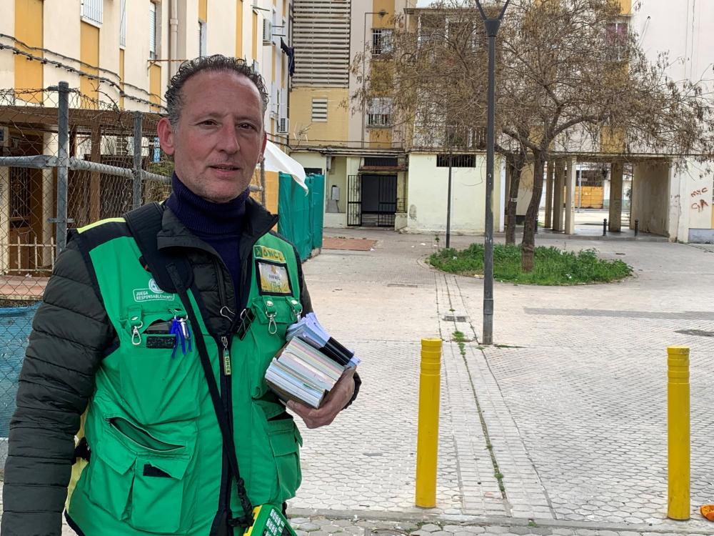 Rafa Llopis en medio de un patio de casas sin vecinos