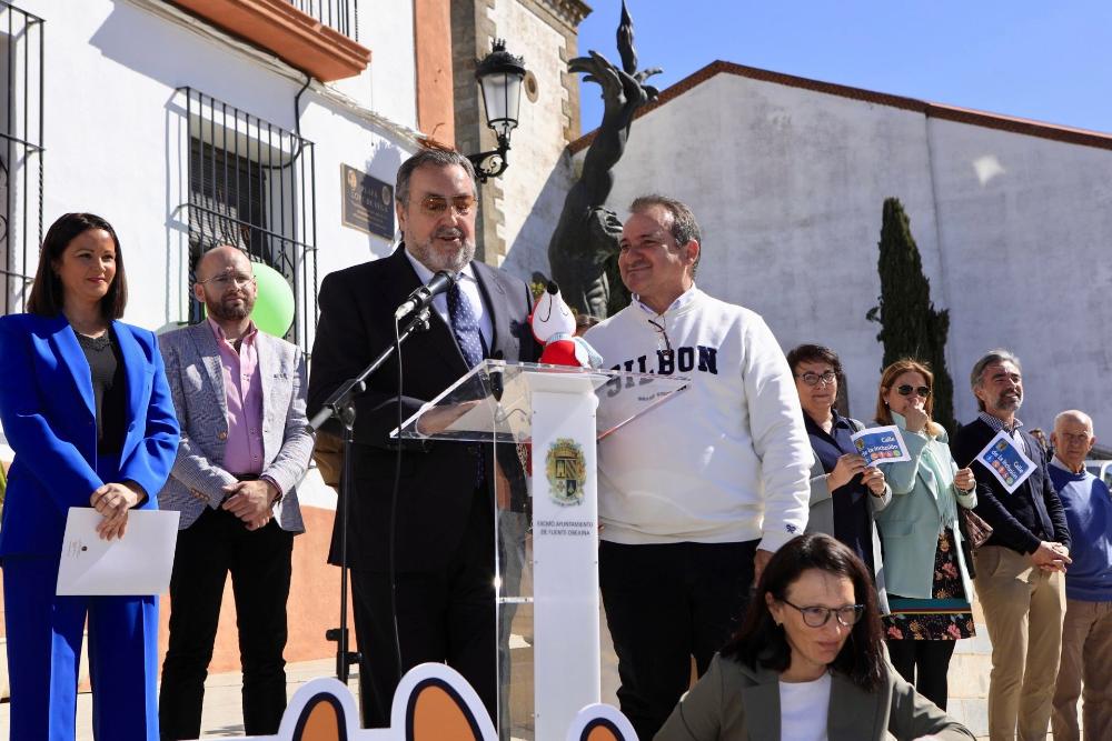 Miguel Carballeda, junto al profesor Rafael Ledesma, que ha sido el principal promotor de esta iniciativa en su pueblo