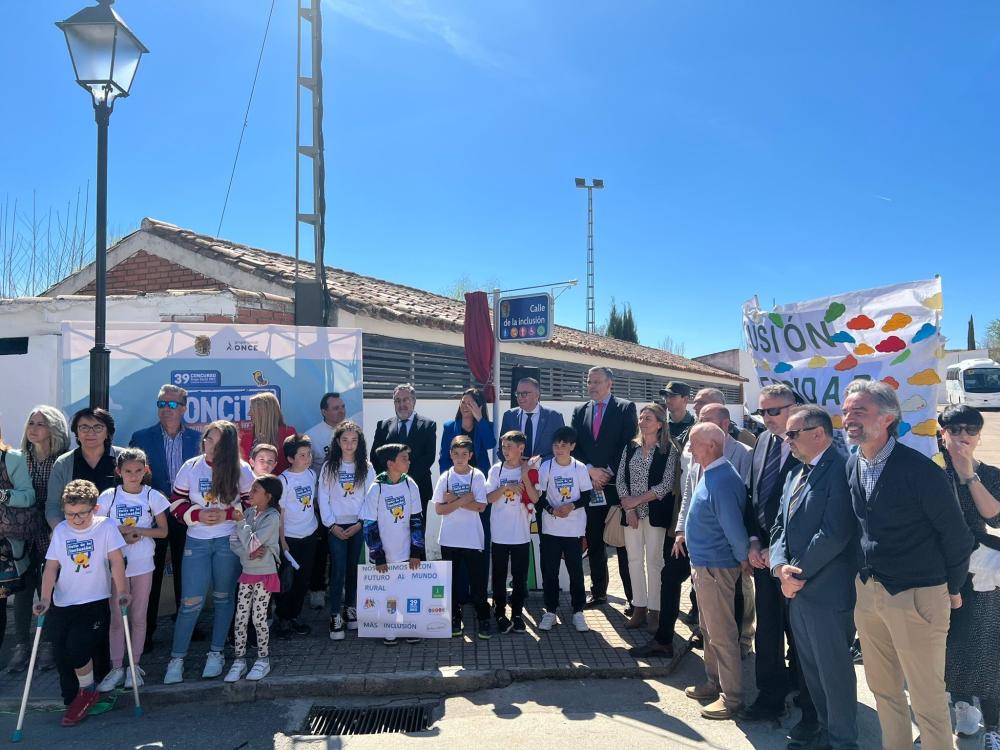 Foto de familia en la calle de la Inclusión