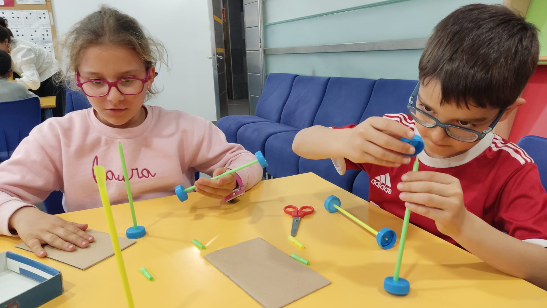 Alumnos participantes en la jornada construyen un coche de carreras