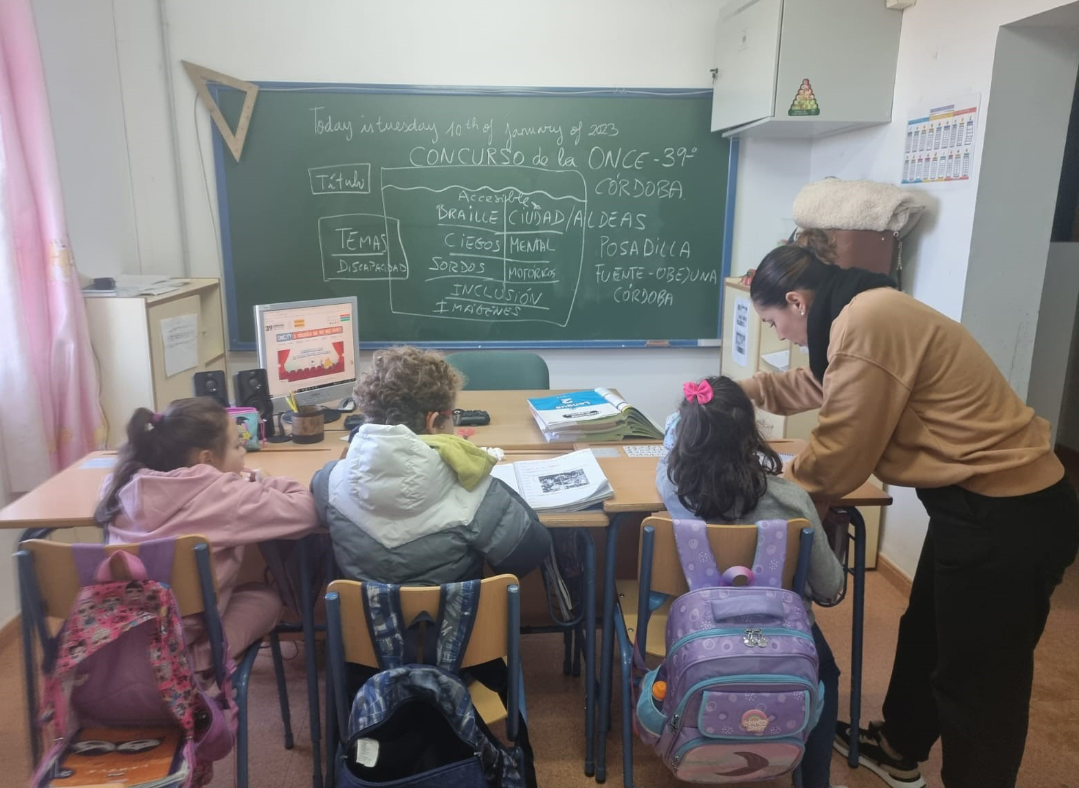 Dos alumnas y un alumno confeccionan los trabajos de este 39 Concurso Escolar del Grupo Social ONCE