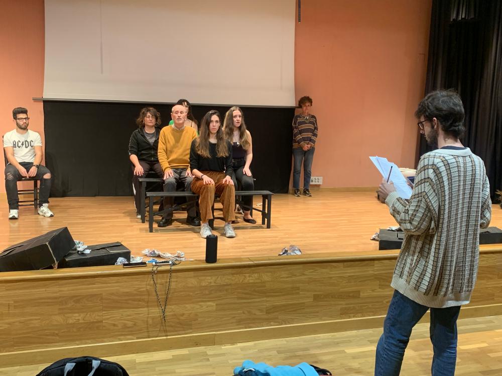 El director de Homero, Gonzalo Validiez, en uno de los ensayos de 'La Clase Muerta'