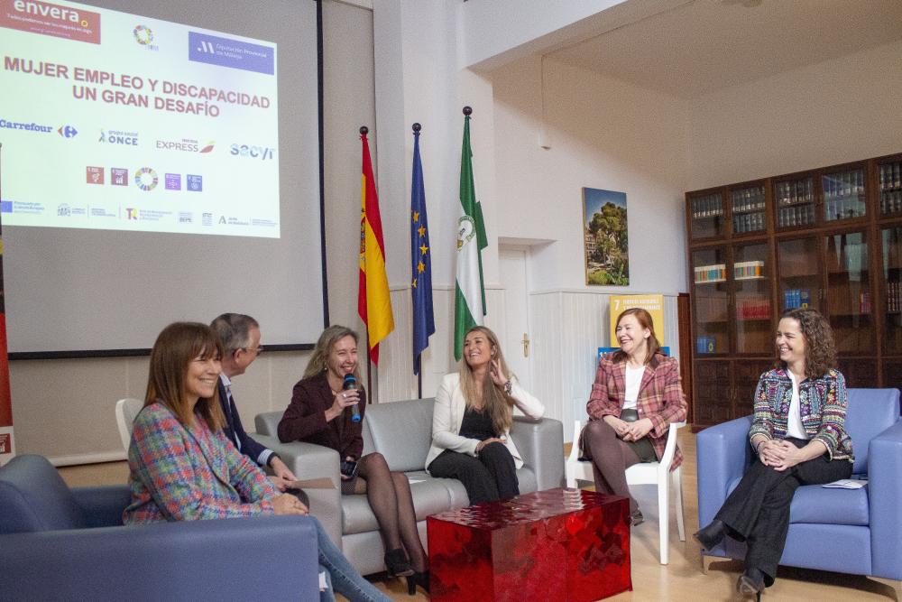 Vista general del escenario con las participantes en el momento de la intervención de Patricia Sanz