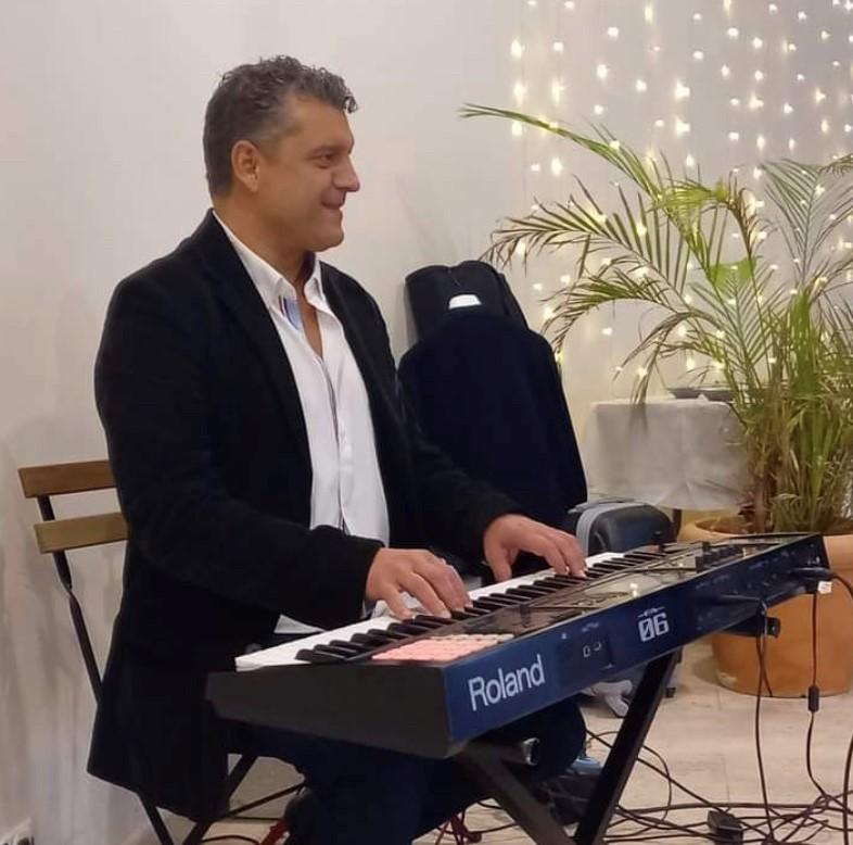 Antonio García tocando el piano