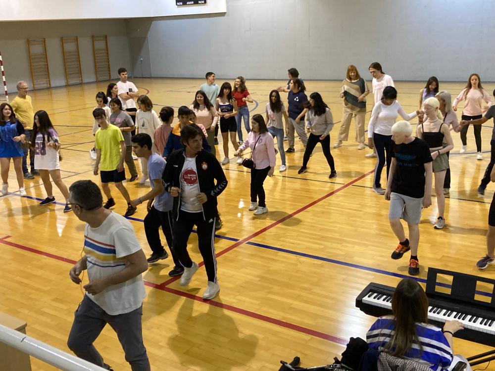 participantes Bailando Bachata en el polideportivo