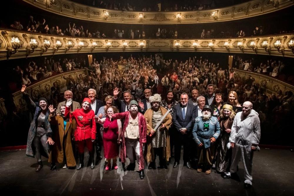 Foto de familia del acto de clausura