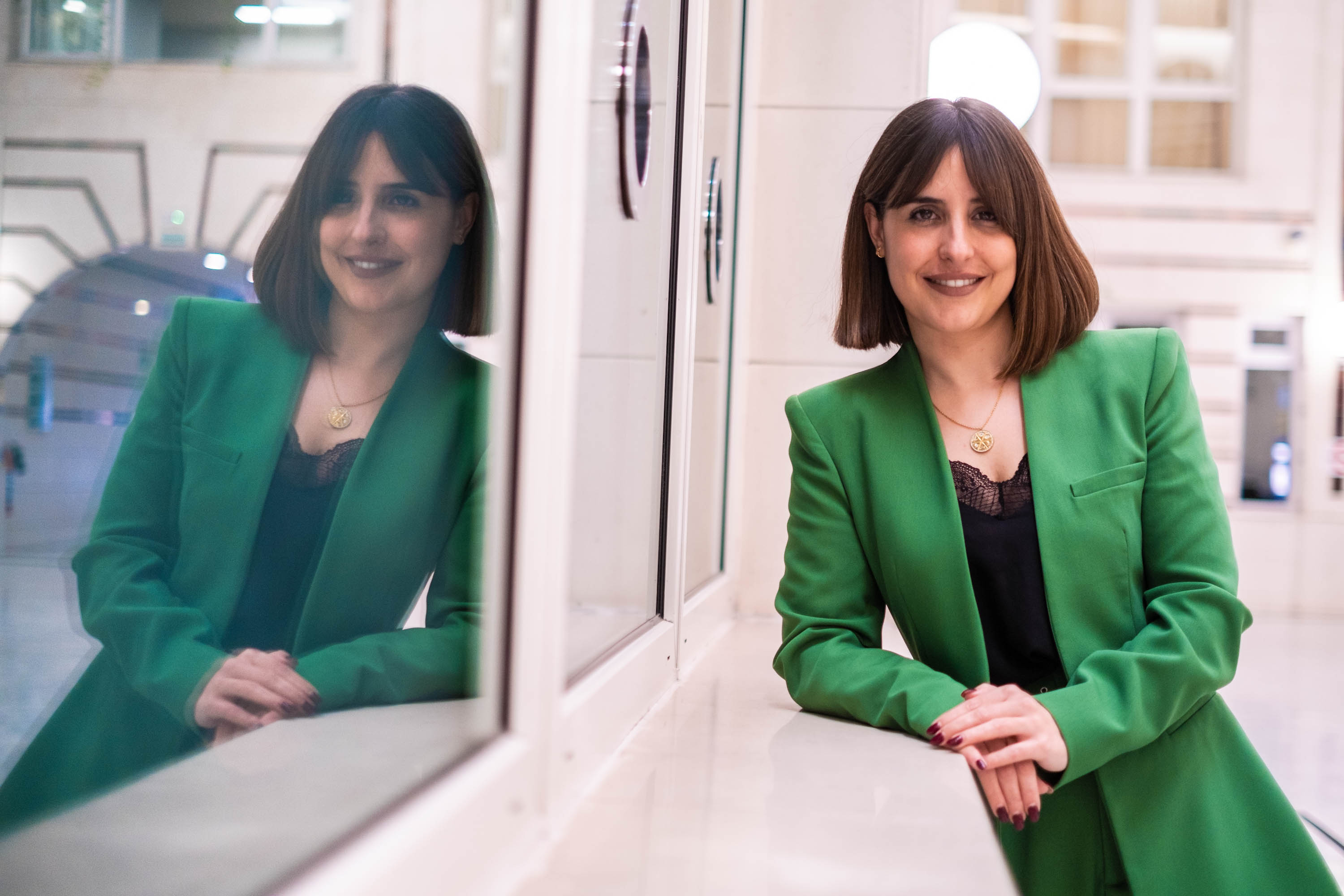 María Martínez en el patio de la Delegación de la ONCE en Andalucía, Ceuta y Melilla