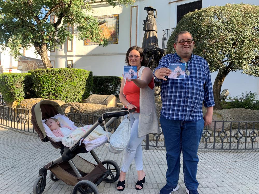 José Manuel Contreras y Pepa García junto a su niña Ángela