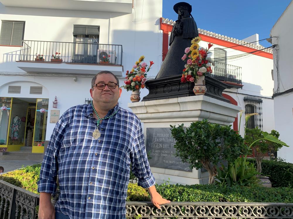 Contreras junto al monumento a la virgen del Rocío de pastora en Almonte