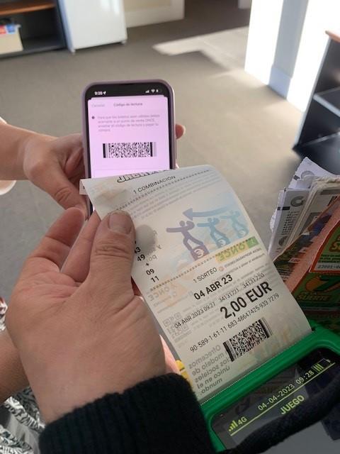 Un TPV sacando un Eurojackpot con la aplicación delante