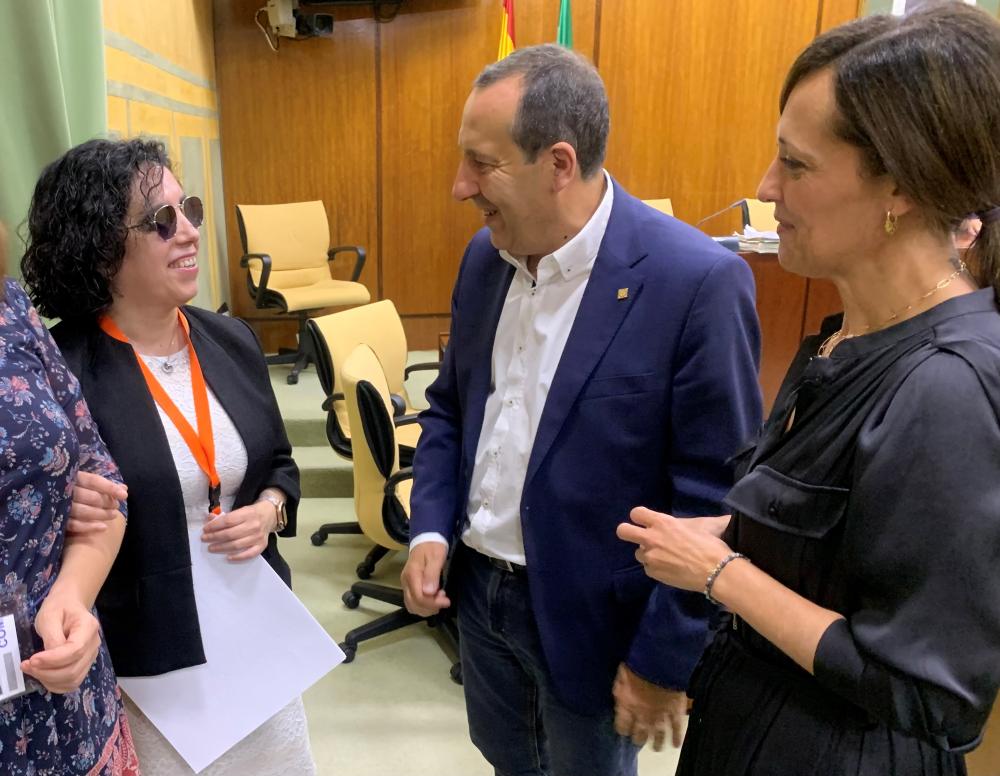 Isabel Viruet recibe las felicitaciones de diputados de la Cámara autonómica tras su intervención