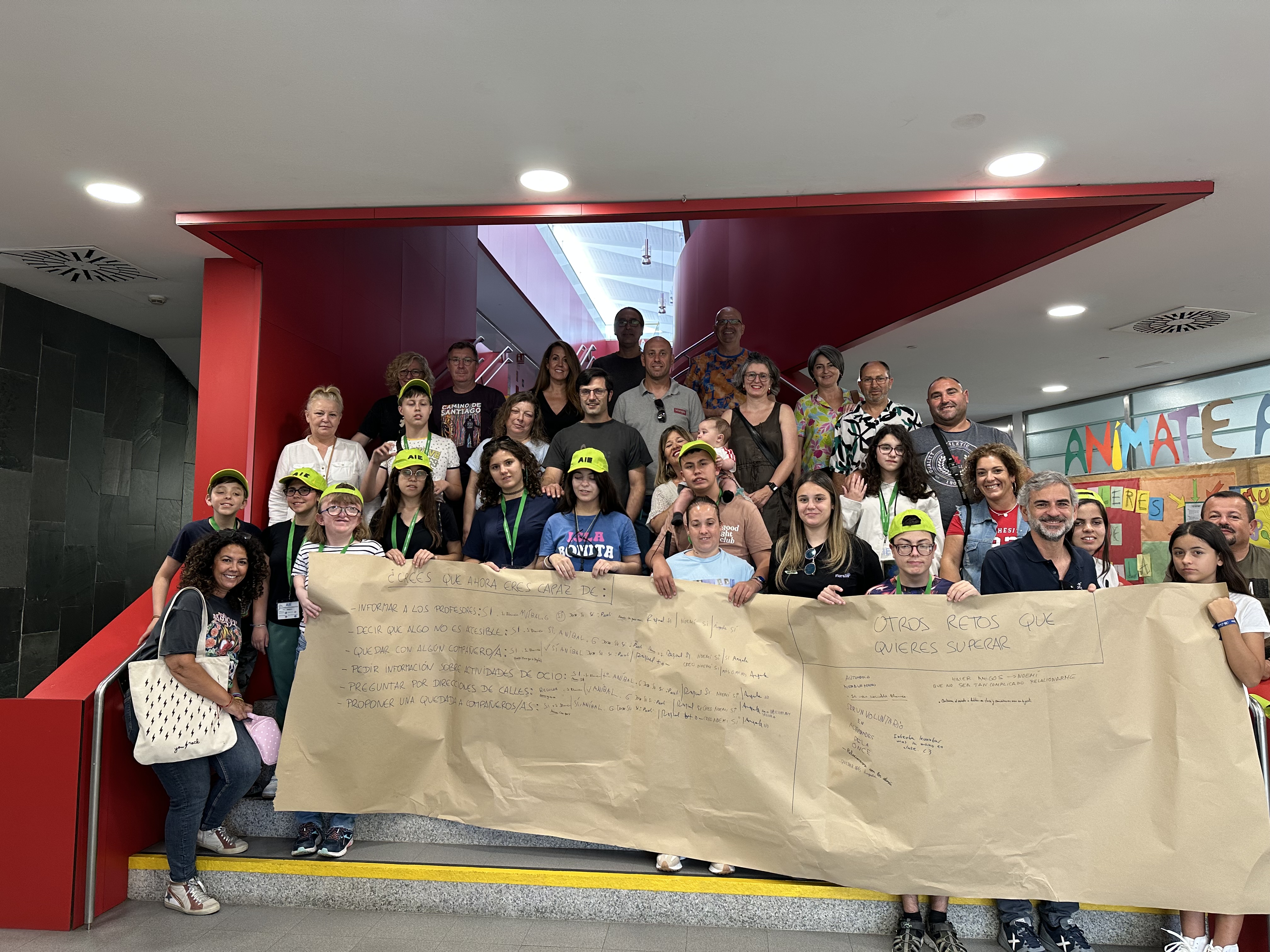 Alumnos de Secundaria, familias y profesionales participantes en uno de los encuentros en la sede del CRE