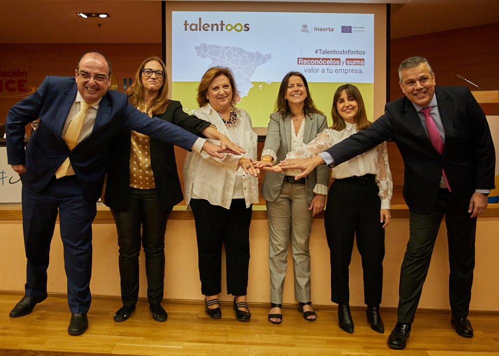 Foto de familia tras el acto
