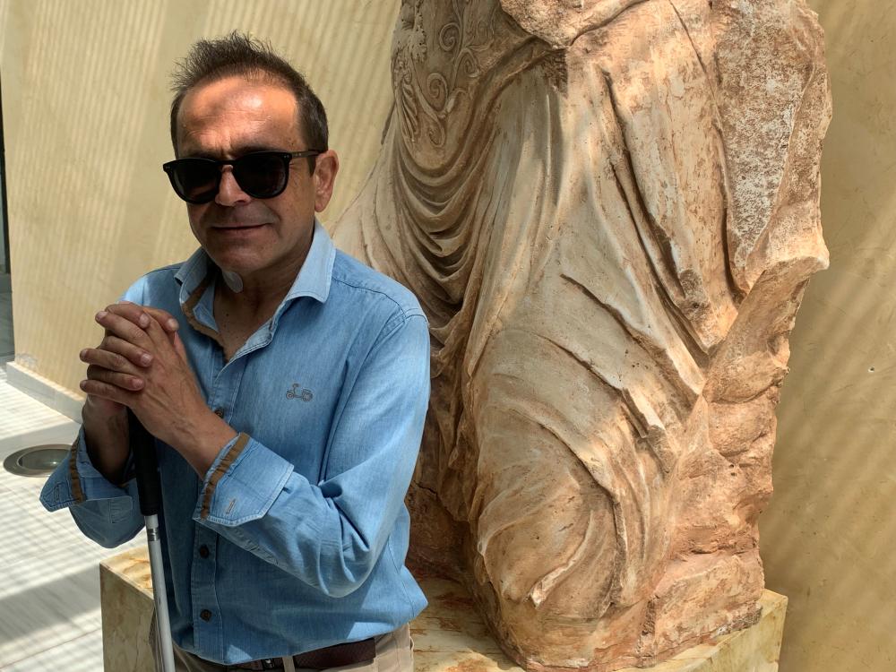 Cuenca junto a una escultura de la Casa Cardona, un palacete modernista de Fuente Obejuna