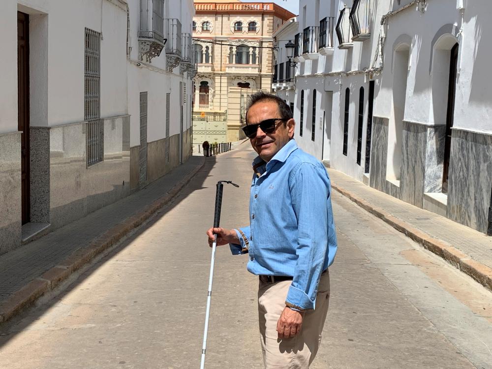 Juan Cuenca en medio de la calle de Fuente Obejuna donde tiene su despacho