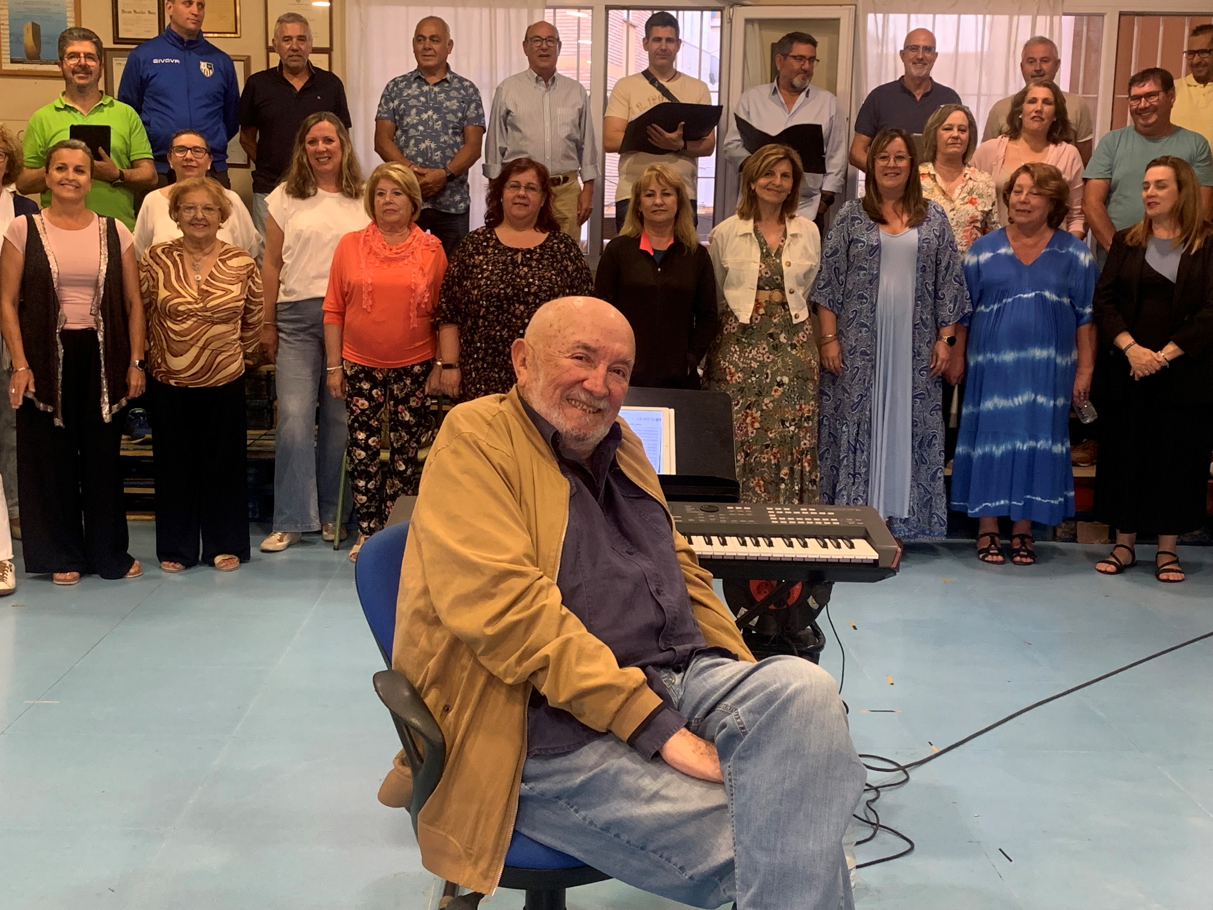 Vicente Sanchis, con la Coral Isla Cristina, ha dedicado toda una vida a enseñar a amar la música