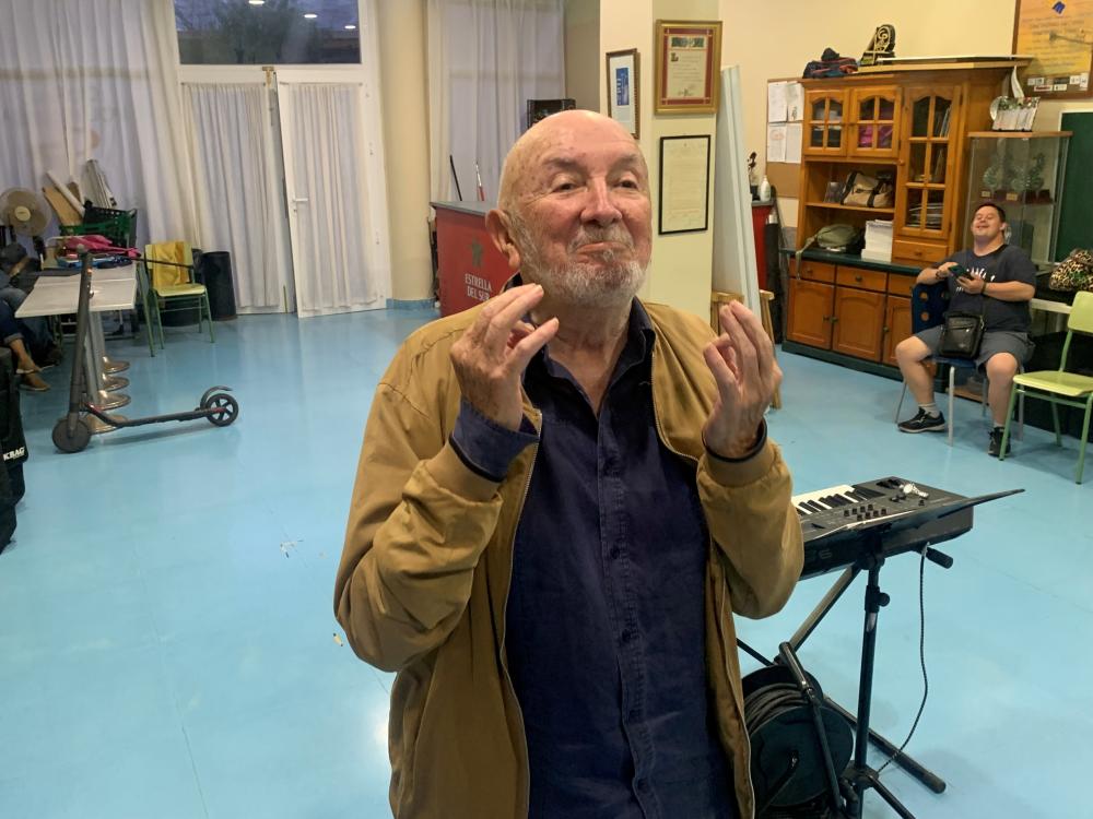 Vicente Sanchis dirigiendo un ensayo