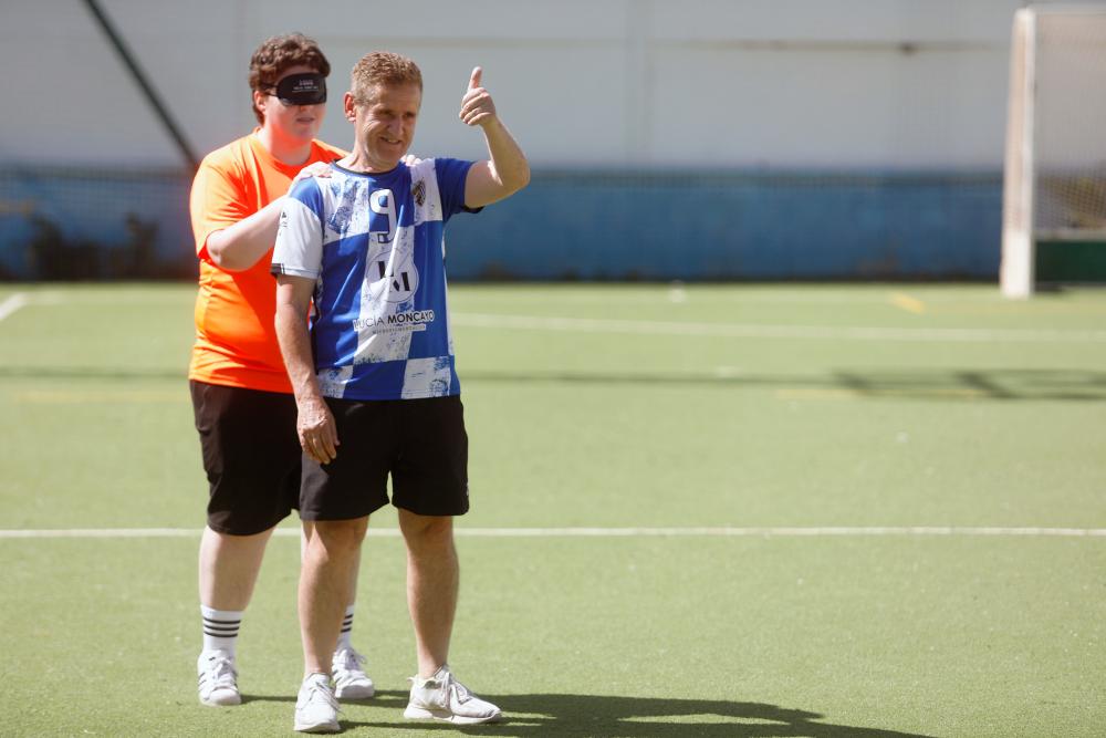 El entrenador con una jugadora en medio del campo