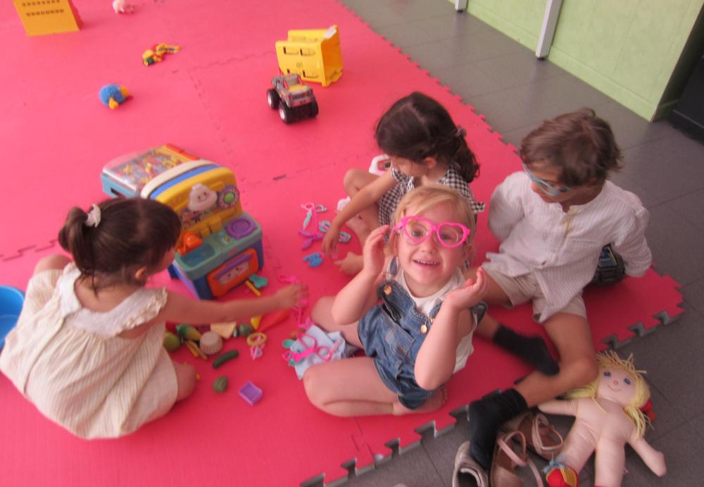 Alumnas y alumnos jugando de forma creativa en las Jornadas de Familia