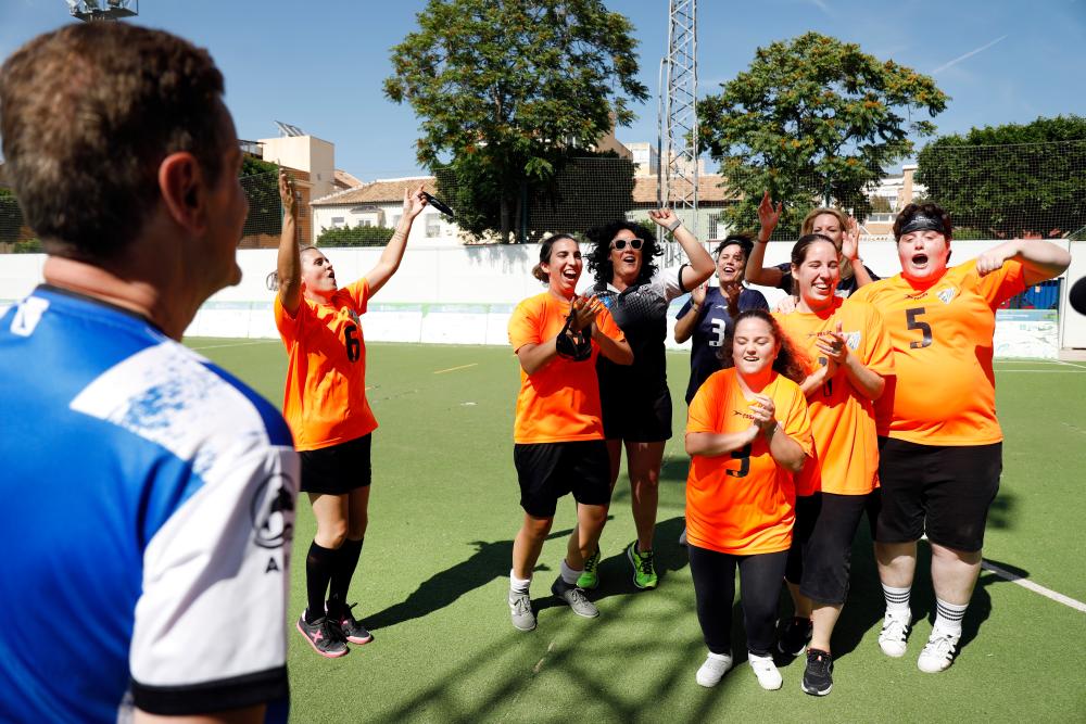 Foto de júbilo entre las jugadoras con su entrenador
