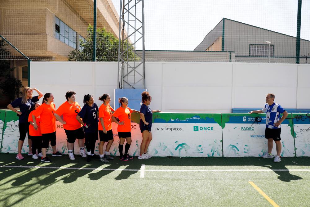 Las jugadoras alineadas para seguir el pase del balón