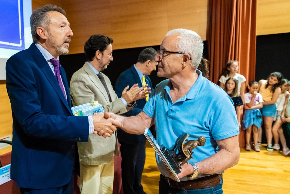 entrega del premio al ganador en la categoría A