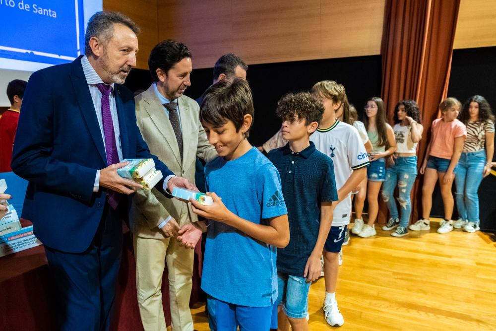 Alumnos recogiendo el Premio en la Categoría B