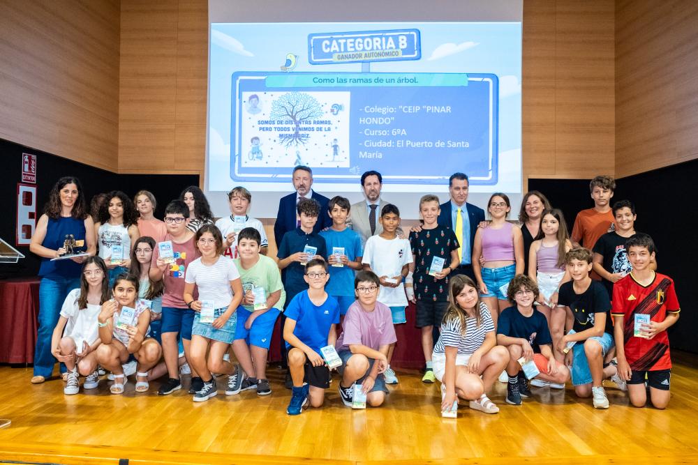 foto de familia de los premiados en la categoría B