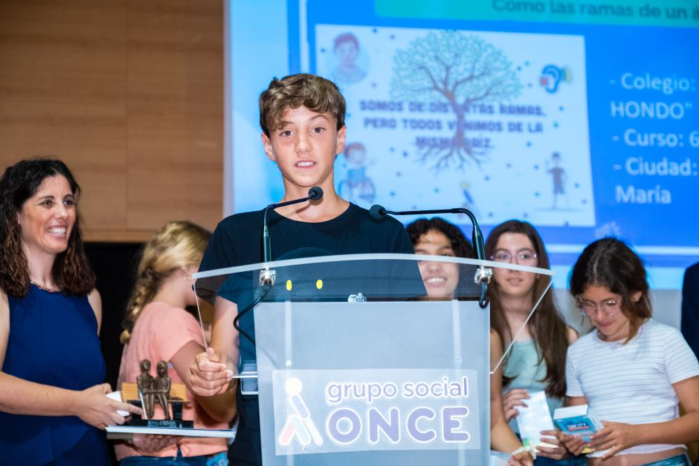 Alumno agradeciendo el premio