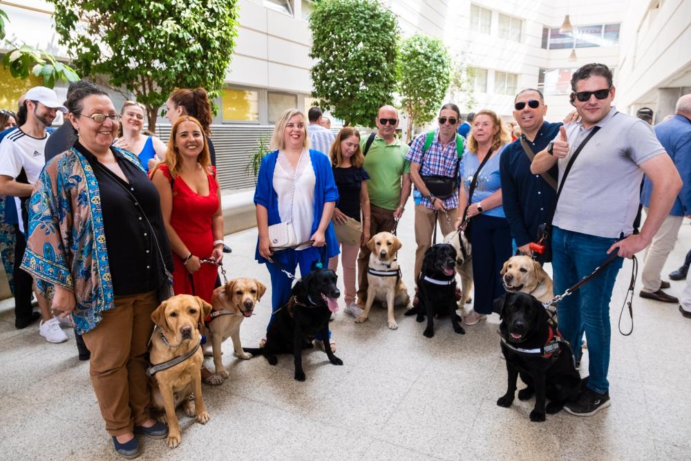 Foto de familia de usuarios de perros guía