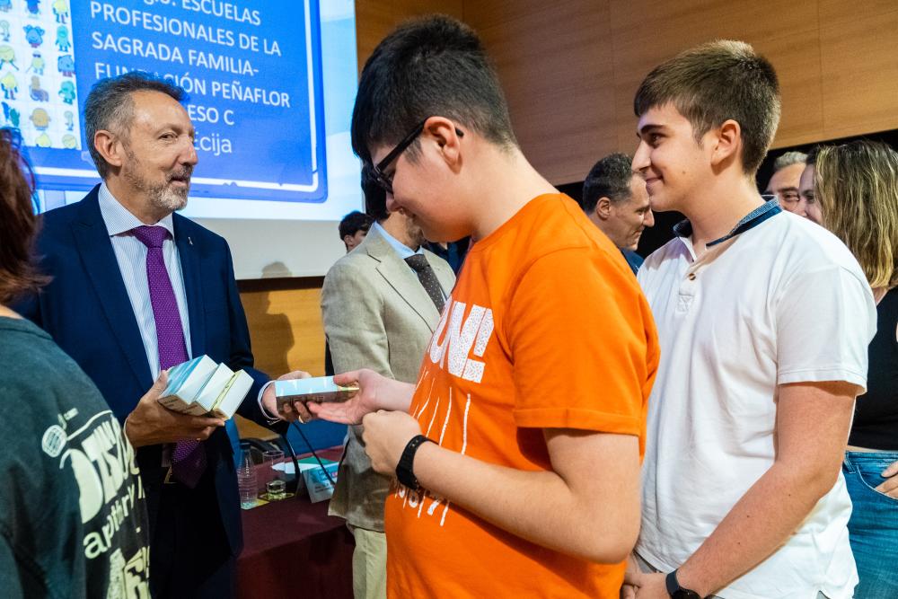 Alumnos recibiendo el premio en la Categoría C